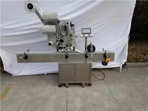 Automatický štítkovací stroj na rovinnú fľašu 