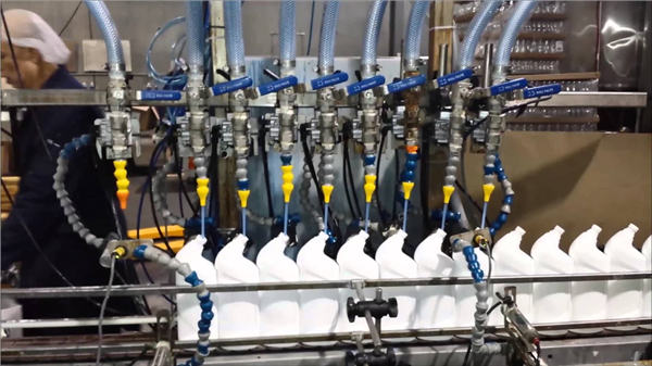 Plnoautomatický čistiaci prostriedok bielidla s lineárnym plnením