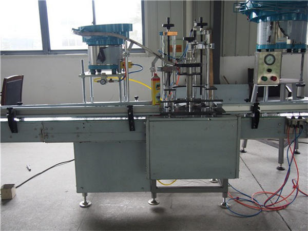 Plniaci stroj toaletnej vody s obsahom 24 hláv