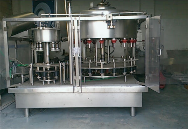 Plniaci stroj na parfémy fľaše s 10 podtlakom