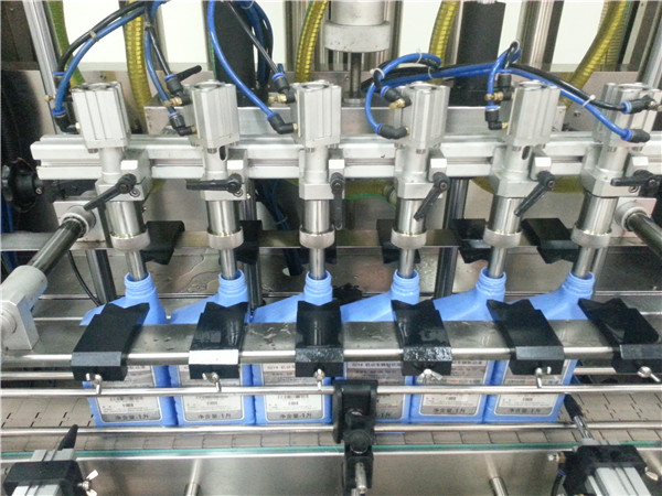 6-hlavový automatický stroj na plnenie motorového oleja