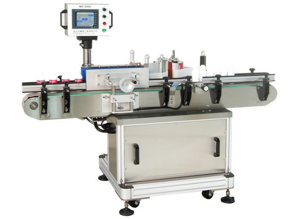 Výrobca okrúhlych nádob s etiketami