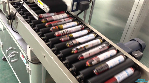 Automatický štítkovač klobás s podávačom