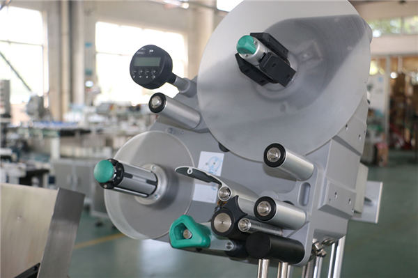 Stroj na značenie skúmaviek na vákuovú krv