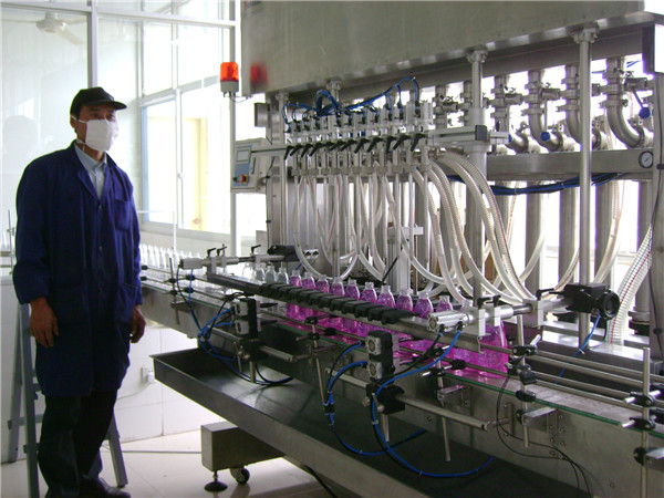 stroj na plnenie tekutých fliaš